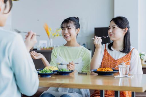 カフェでランチをする若い女性 カフェでランチをする若い女性 食事,ランチ,女子会の写真素材