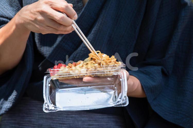 焼きそばを食べる男性 焼きそば,食欲,浴衣の写真素材