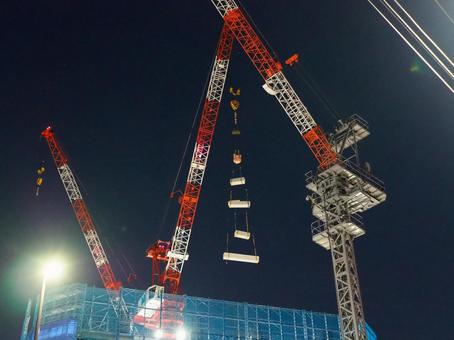 夜のクレーン車 都市開発のイメージ 夜のクレーン車 都市開発のイメージ 建設,建築現場,工事現場の写真素材