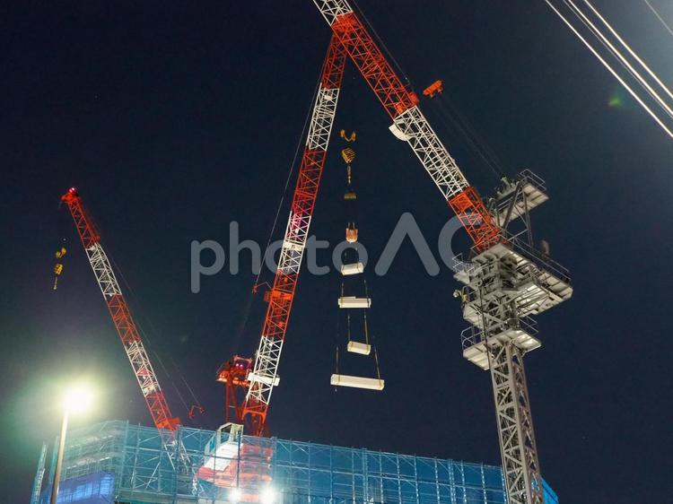 夜のクレーン車　都市開発のイメージ 建設,建築現場,工事現場の写真素材