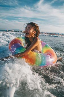 弾ける笑顔、真夏の水あそび 弾ける笑顔、真夏の水あそびの写真