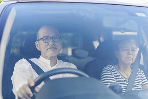 開車出門的老夫妻 開車出門的老夫妻