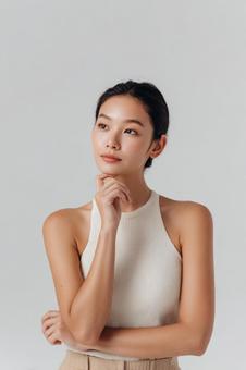 疑問を抱き、思考するアジア人女性の表情 疑問を抱き、思考するアジア人女性の表情の写真