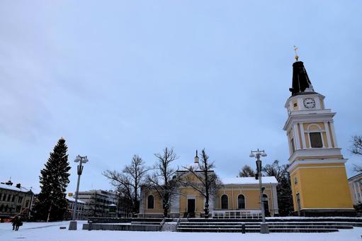 冬のオウル大聖堂、雪景色の教会広場﻿ オウル大聖堂,オウル,フィンランドの写真素材
