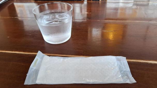 お冷やとおしぼり お冷や,冷水,ドリンクの写真素材