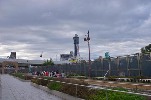 大阪市立美術館前の連絡通路にて 連絡通路,遊歩道,天王寺の写真素材