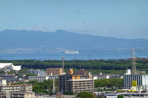 大分市の街並みと別府湾のクルーズ船 大分市の街並みと別府湾のクルーズ船の写真