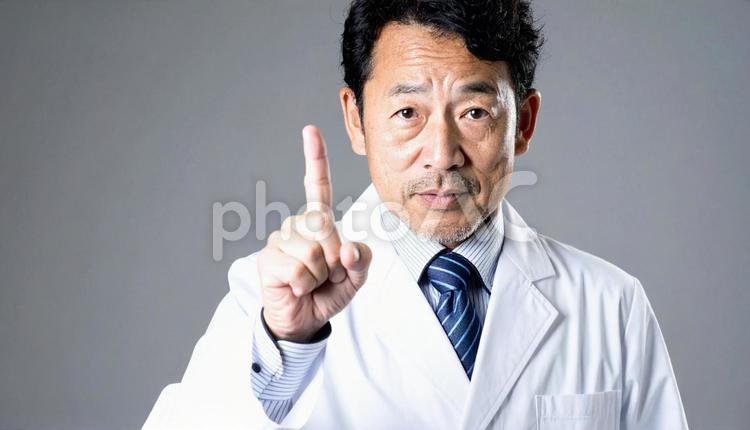 注意！　人差し指を立てる白衣を着た男性 注意,医者,医療の写真素材