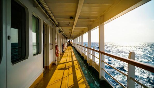 海を進む船の船内の写真