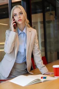 立ち上がって電話しているビジネスウーマン ビジネスウーマン,ビジネス,女性の写真素材
