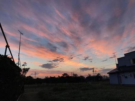 赤い朝焼けの空 赤い朝焼けの空の写真