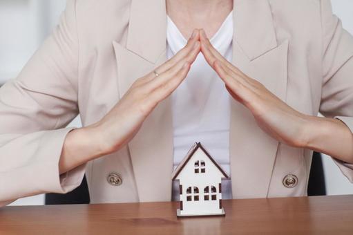 家の形をした手元 保険業,事務職,接客業の写真素材