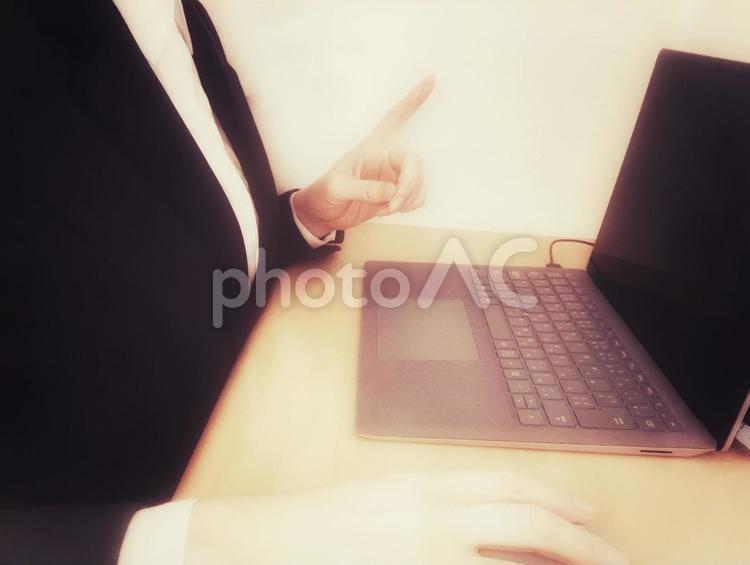 仕事中に何かひらめいた人 ビジネス,パソコン,ノートパソコンの写真素材