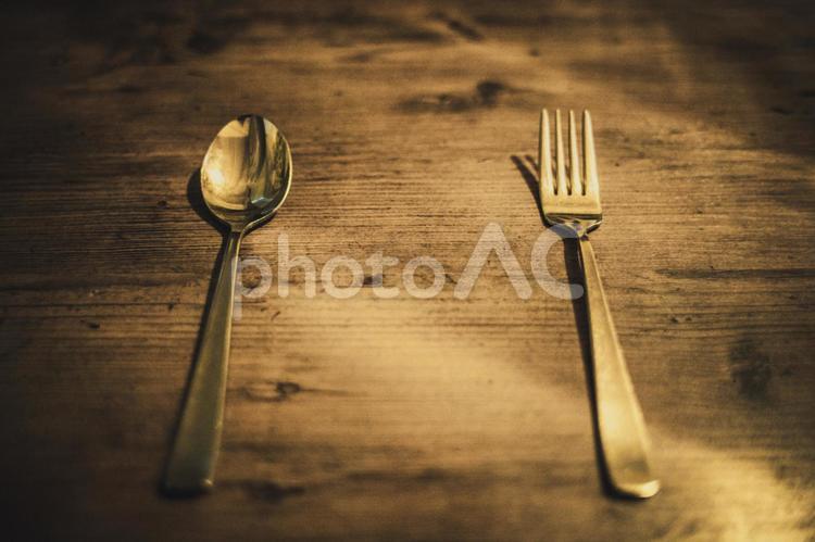 テーブルに置かれたフォークとナイフ 食事,ご飯,ナイフの写真素材