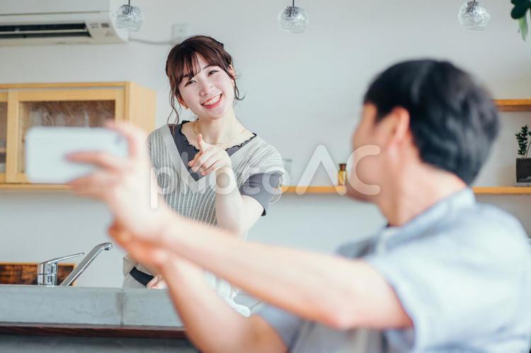 家でくつろぐ仲の良い夫婦（スマホ） スマホ,アプリ,夫婦の写真素材