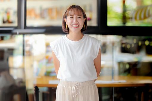笑顔の白い服の女性 笑顔の白い服の女性 女性,笑顔,若者の写真素材