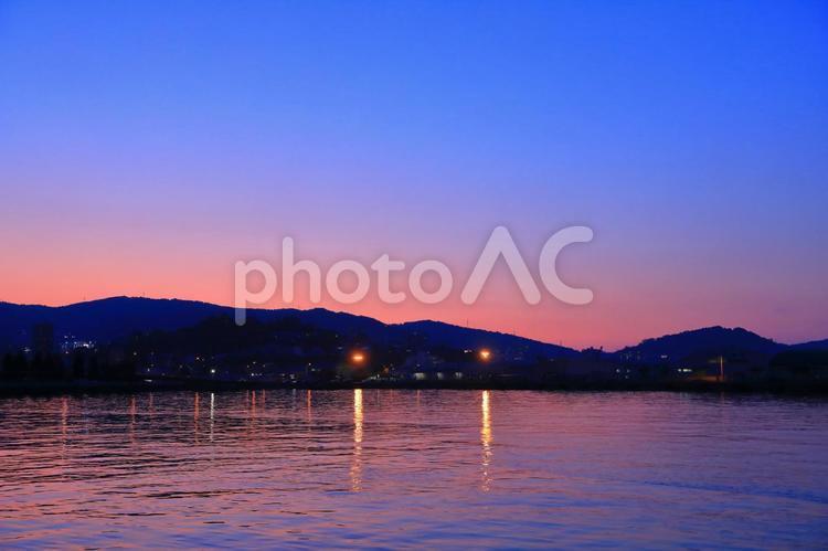 小樽港付近で見た夕焼け(日没30分後) 岸壁カット 夕焼け,グラデーション,幻想的の写真素材