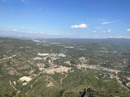 モンセラット山の麓のモニストロル村 バルセロナ,スペイン,カタルーニャの写真素材