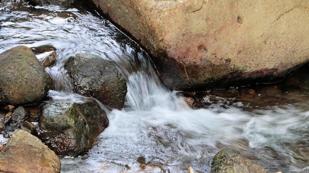 秋の細野高原の水源地から流れる冷たい水 清流,秋,水の写真素材