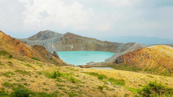エメラルドグリーンが美しい 白根山の湯釜 エメラルドグリーンが美しい 白根山の湯釜 草津白根山,白根山,火口湖の写真素材