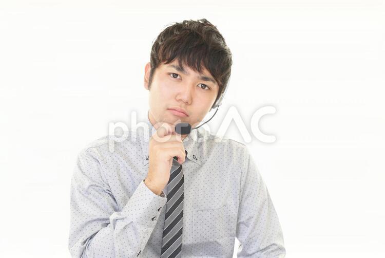 不安そうな表情のオペレーター オペレーター,男性,コールセンターの写真素材