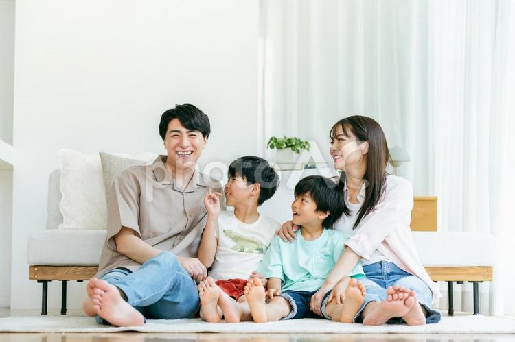 リビングでくつろぐ家族 家族,笑顔,ソファの写真素材