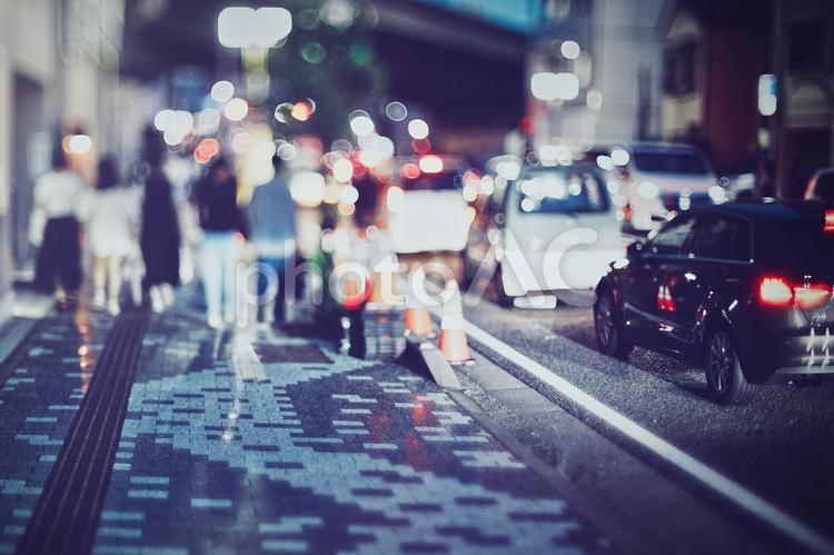歩行者と夜の道路ぼかし風景 建物,夜,道路の写真素材