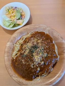ミートソースのパスタとミニサラダ ミートソースのパスタとミニサラダの写真