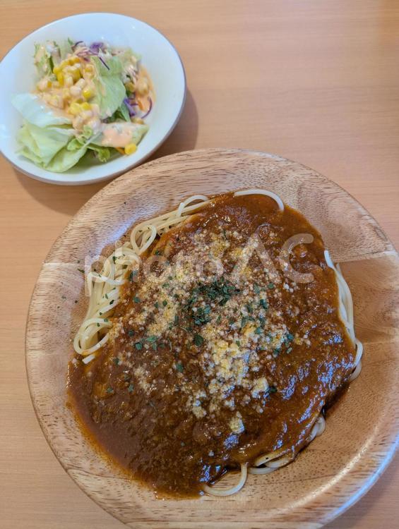 ミートソースのパスタとミニサラダ ミートソース,パスタ,スパゲッティの写真素材