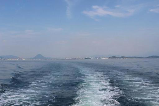 船から望む海波 船から望む海波の写真