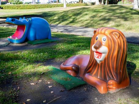 ライオンと青いカバの遊具 遊具,公園,カバの写真素材