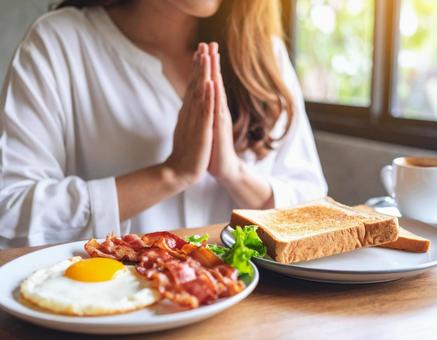 いただきます 朝食を食べる日本人女性4 いただきます 朝食を食べる日本人女性4の写真