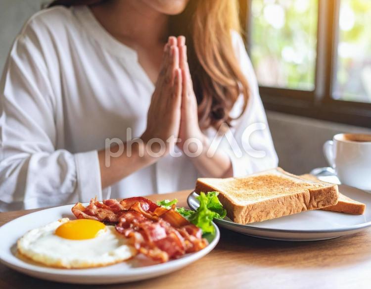 いただきます　朝食を食べる日本人女性4 いただきます,日本文化,食事前の写真素材