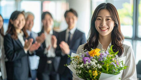 祝福され退職する女性社員 祝福され退職する女性社員の写真