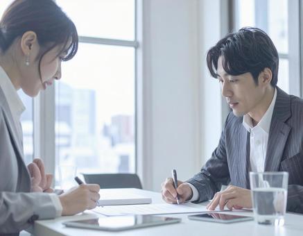 契約する男性 契約する男性の写真