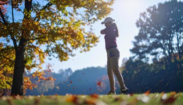 秋の紅葉の中で行われるゴルフコンペ 秋の紅葉の中で行われるゴルフコンペの写真