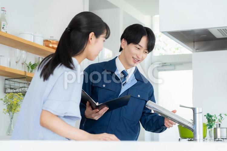 キッチンで女性に説明をする不動産業者 不動産,設計,女性の写真素材