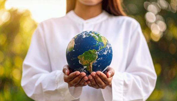愛情 両手に地球を持つ女性の手 白い服 愛情 両手に地球を持つ女性の手 白い服の写真
