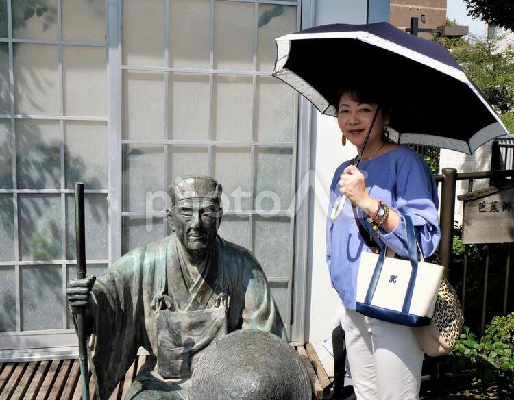 松尾芭蕉と現代女性 縁側,日傘,女性の写真素材