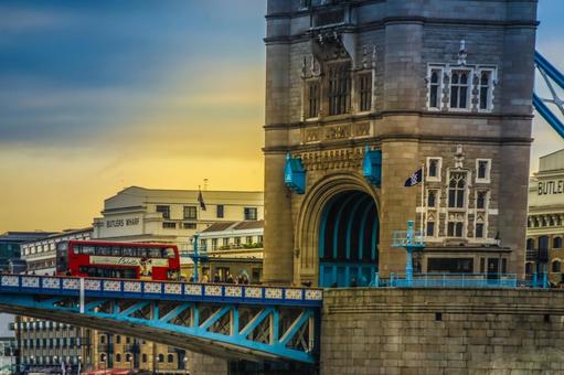 ロンドンバスと塔橋の塔 タワーブリッジ,ロンドン,イギリスの写真素材