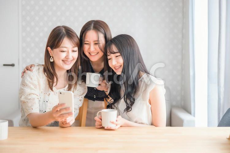 スマホを使う女性たち（相談） スマートフォン,アプリ,スマホの写真素材