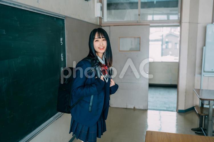 学校が終わって帰ろうとする女子高校生 女子高校生,高校生,学生の写真素材