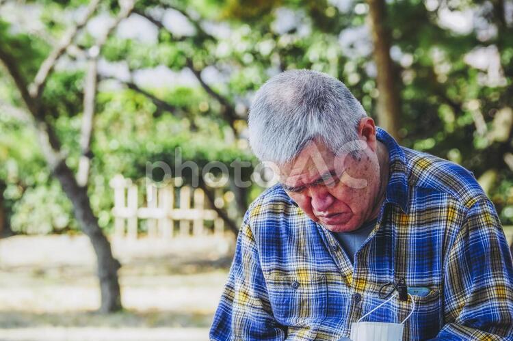 うつむく高齢の男性 高齢者,高齢,人物の写真素材