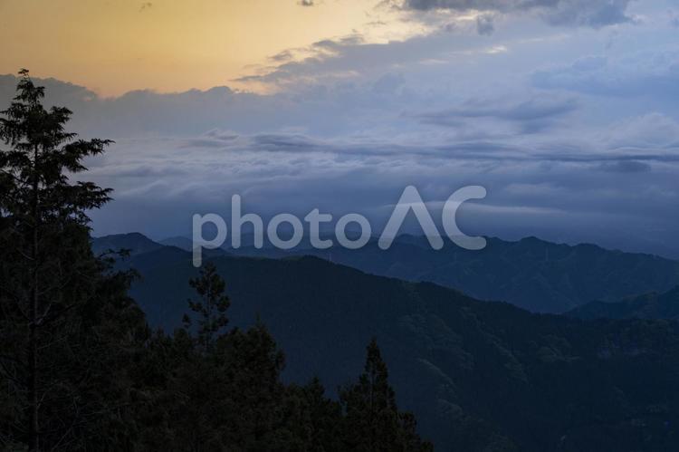 奥秩父三峰神社での日の出と雲海 雲海,秩父,奥秩父の写真素材