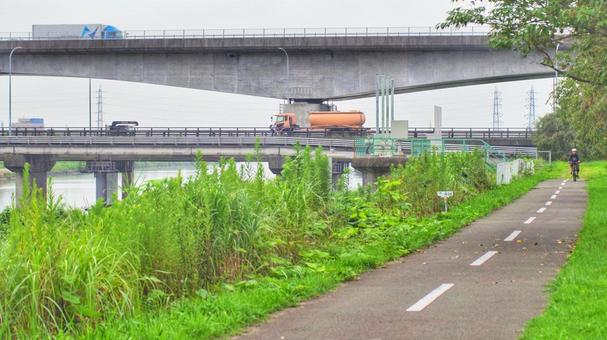 土手の自転車道 土手の自転車道 土手,自転車,道路の写真素材