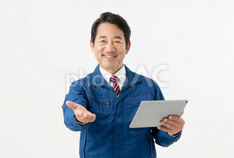 タブレットを持つミドルの男性エンジニア エンジニア,作業服,タブレットの写真素材