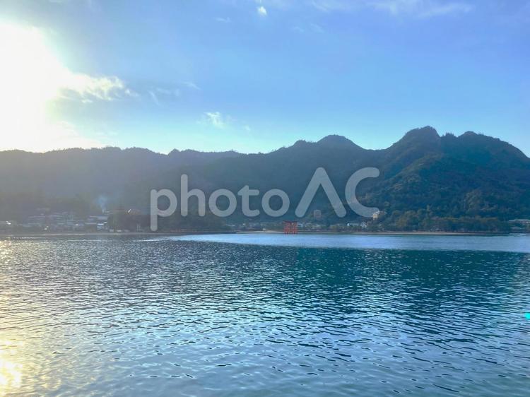 宮島フェリーから見た厳島 厳島神社,鳥居,宮島の写真素材