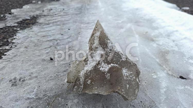 凍結路面の落下物 冬,凍結路,氷の塊の写真素材