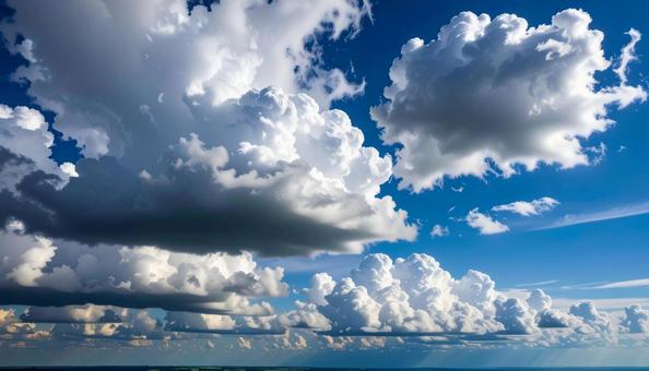夏の曇り空の黒い雲 夏の曇り空の黒い雲の写真