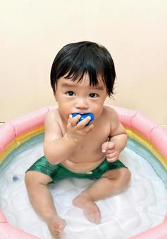 ビニールプールで遊ぶ赤ちゃん ビニールプールで遊ぶ赤ちゃん 赤ちゃん,ビニールプール,プールの写真素材